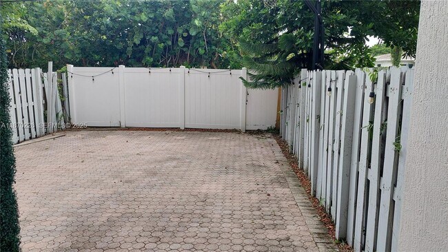 Building Photo - 1115 N 17th Ave