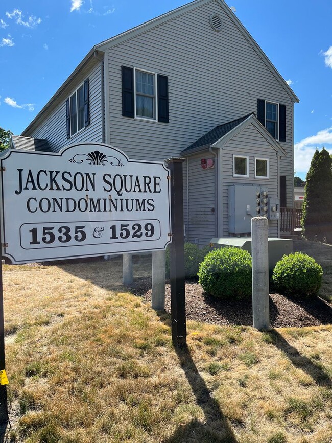 Building Photo - Modern 2Br-1.5Ba Townhouse in East Weymouth
