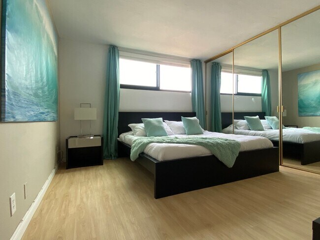 Building Photo - Enjoy coastal living at its finest! Spacio...