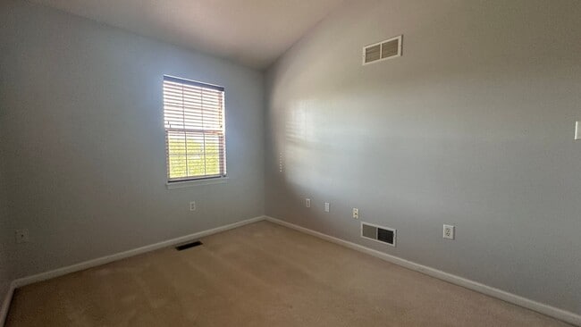 Building Photo - Lovely 3 bed, 2.5 bath townhouse in Seven ...