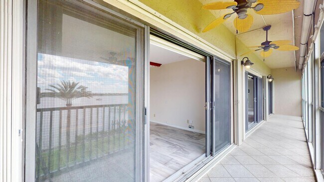 Building Photo - 624 SW St Lucie Crescent