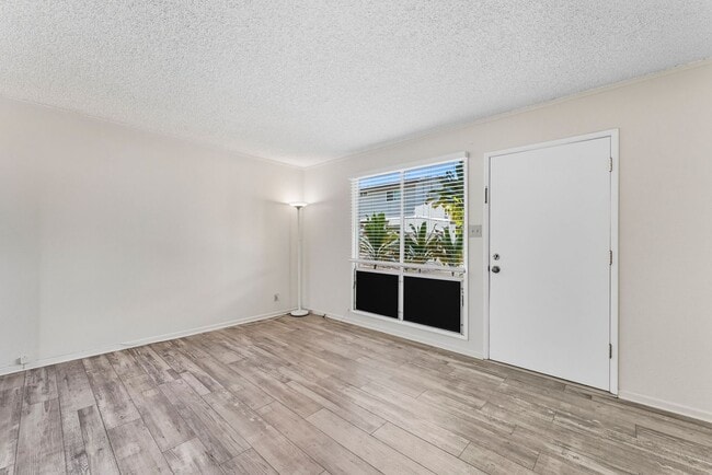 Building Photo - Townhouse with 3 bedrooms / 1.5 bathrooms / 2 assigned parking stalls