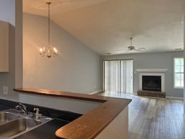 Building Photo - Adorable Duplex
