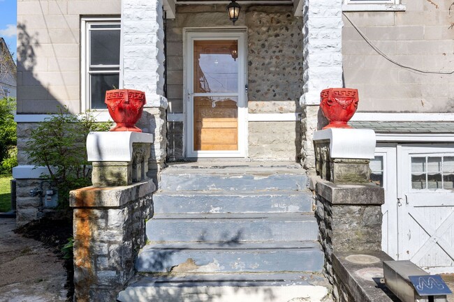 Building Photo - Evanston- Charming 3 bedroom 1 Bath