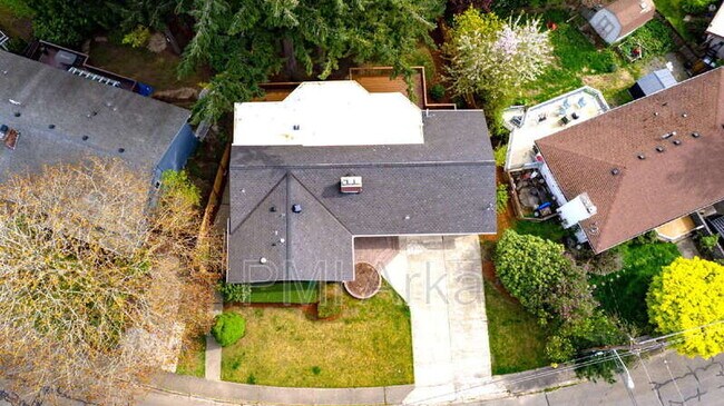 Building Photo - 7020 137th Ave NE