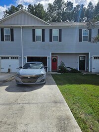 Building Photo - Spacious & Well Maintained Townhouse!