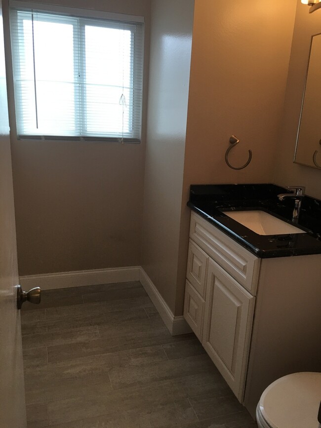 Building Photo - Single Story 3 Bedroom 2.5 Bath Home,