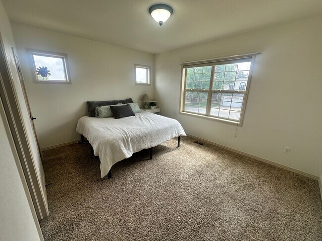 Building Photo - Amazing, Large & Beautiful Lakewood Home A...