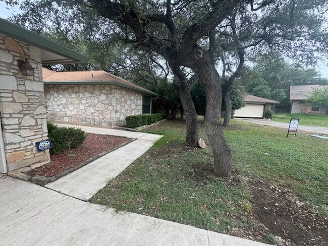Building Photo - What a Gem! Spacious, Renovated 1-Story Ho...