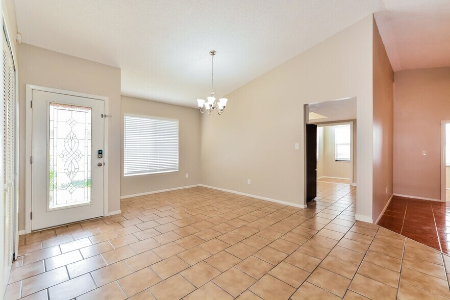 Building Photo - 1388 La Paloma Cir
