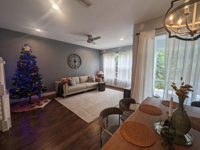 Building Photo - 2142 Park Crescent Dr