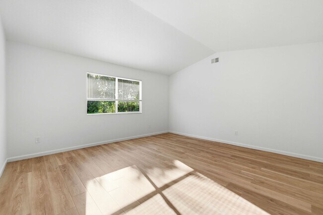 Building Photo - Spacious 4-bedroom 2-Bath in Desirable Area in Walnut Creek!