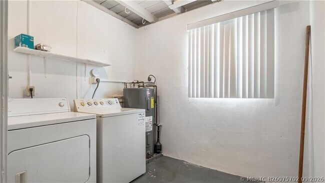 Building Photo - 2161 NE 35th St