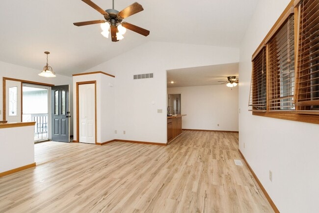 Building Photo - Large Family home For rent!