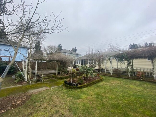 Building Photo - 313 NE 185th St