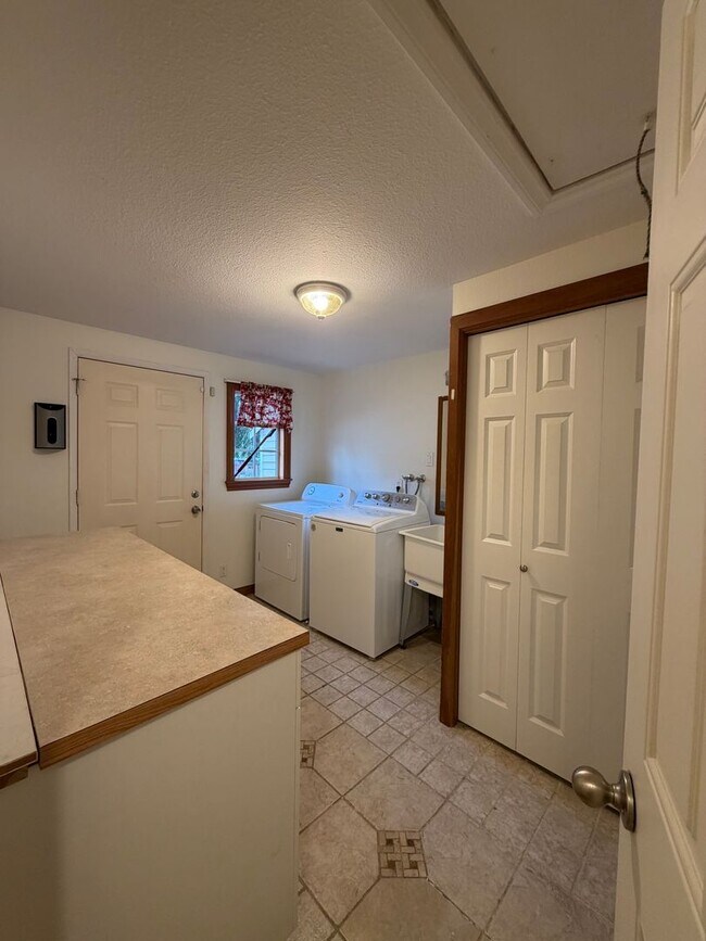 Building Photo - Charming Everett Rambler — 3 Bedrooms + Bonus Room