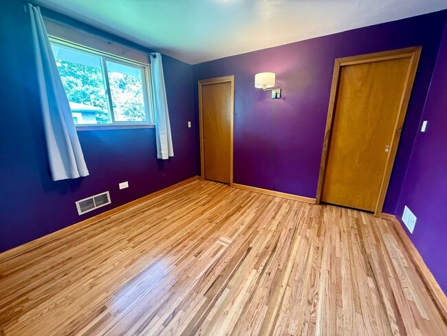 Building Photo - Stunning 3 Bed / 2 Bath Home on 10th Street!