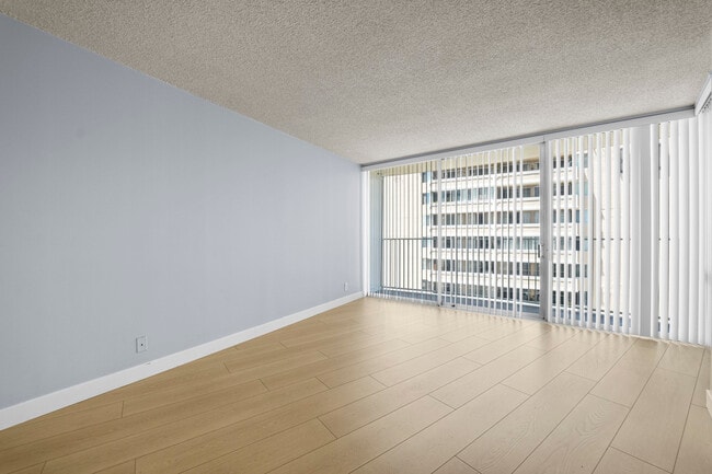 Building Photo - 700 E Ocean Blvd