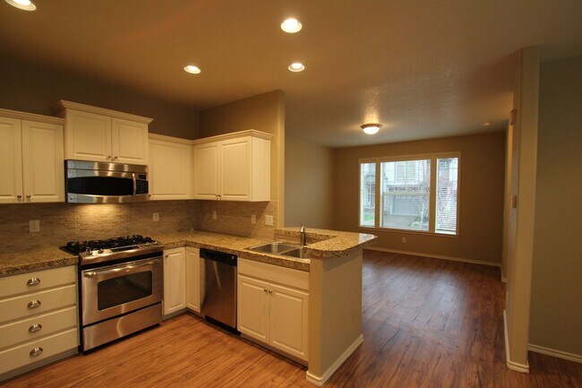 Building Photo - Progress Ridge end unit Townhome! Can't miss!