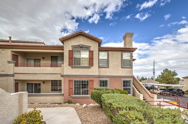 Building Photo - First-Floor 3BR/2BA Gated Condo with Resor...