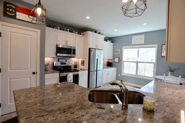 Building Photo - “Stunning 4-Bedroom Retreat with Granite Elegance at 2 River Drive, Pinehurst"