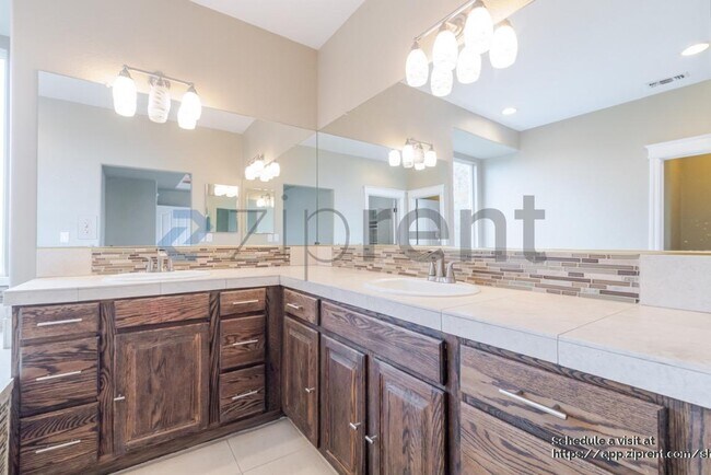 Building Photo - 4042 Plateau Cir