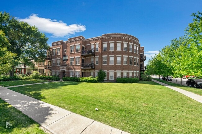 Building Photo - 5706 W Lake