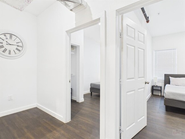 Building Photo - 1010 W 26th St