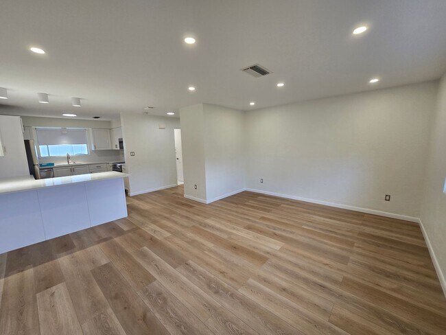 Building Photo - 346 Plaza Blvd