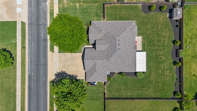 Building Photo - 3802 NE Oaktrace Ave
