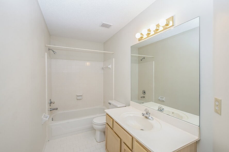 Building Photo - 8562 Shingle Oaks Dr