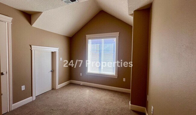 Building Photo - Large 4BD I 2.5BA Home - West Linn!