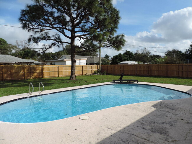 Building Photo - Three bedroom ranch home in Palm Bay.