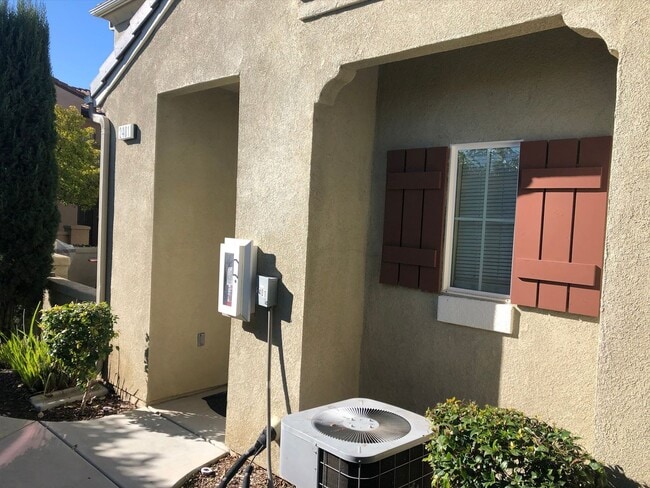 Building Photo - Comfort and convenience in this 2 bedroom 2 bathroom home