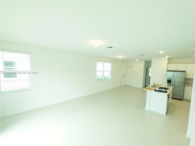 Building Photo - 400 SE Crossoak Ln