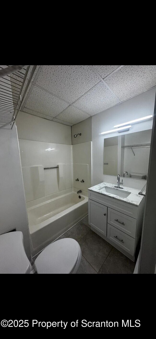 Building Photo - 618 Gibbons St