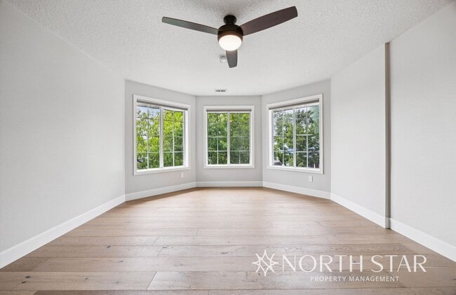 Building Photo - Westlake Traditional with Private, Level B...