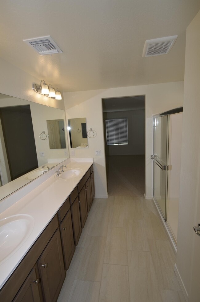 Building Photo - 1306 E Sparrow Dr