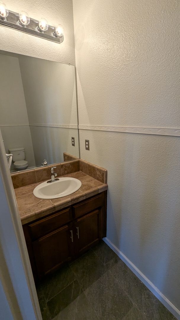 Building Photo - Immaculate 4 Bedroom 2.5 Bath Home in Sierra Meadows