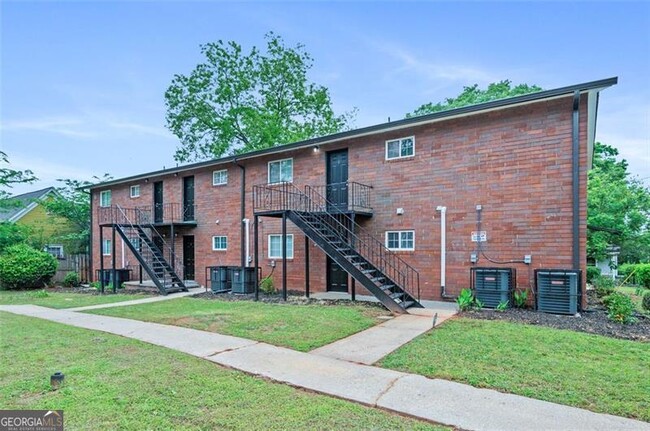 Building Photo - 1060 Oak St SW