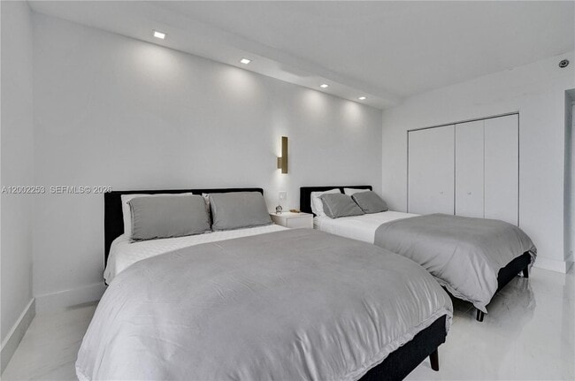 Building Photo - 20281 E Country Club Dr