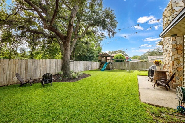 Building Photo - "Charming and Updated 3-Bed end unit townh...