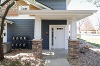 Building Photo - Beautiful Updated Town Home