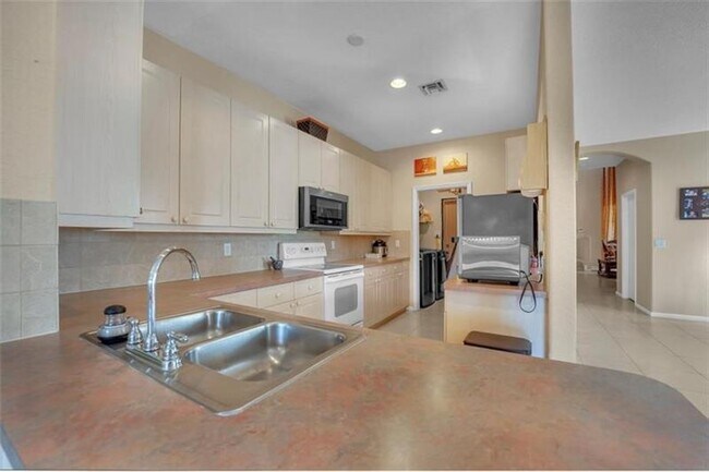 Building Photo - 1270 W Magnolia Cir