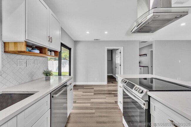 Building Photo - 2056 Park Pl