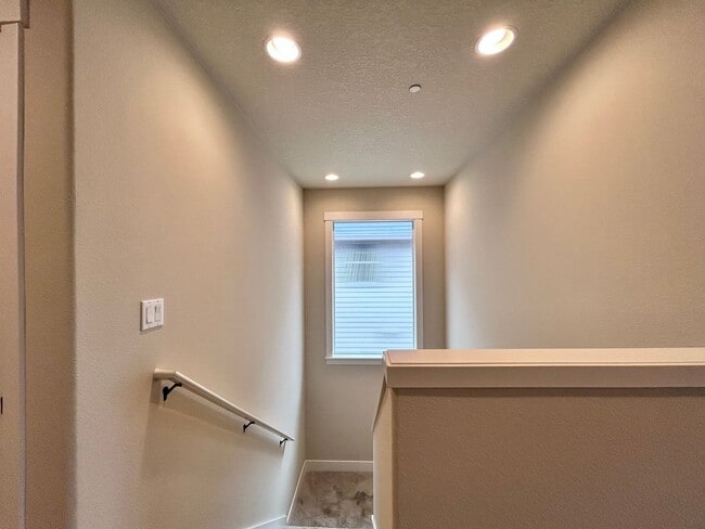 Building Photo - Incredibly Large 4 Bed 2.5 Bath Charmer!