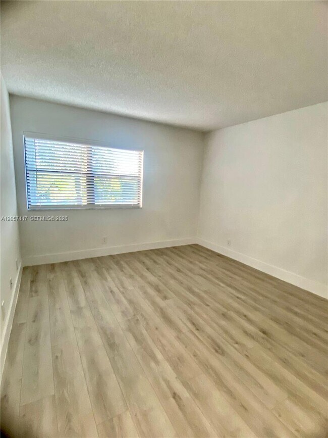 Building Photo - 240 Lakeview Dr