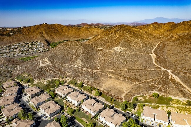 Building Photo - 2 bedroom Condo with an attached garage an...