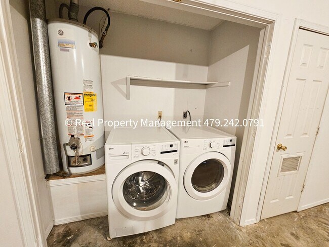 Building Photo - 3 Bedroom Close to Mercy Hospital - Availa...