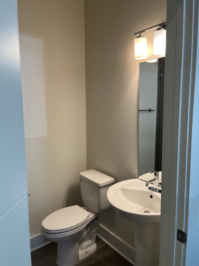 Building Photo - "Spacious Urban Living: 3-Bedroom Townhouse with 3.5 Baths in Nashville's Vibrant Core!" STUNNING...